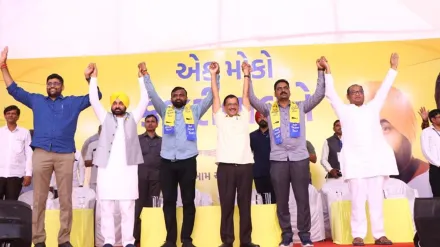 After the induction, Kejriwal welcomed Kathiriya and Malaviya into AAP. (Photo: Twitter/@AAPGujarat)