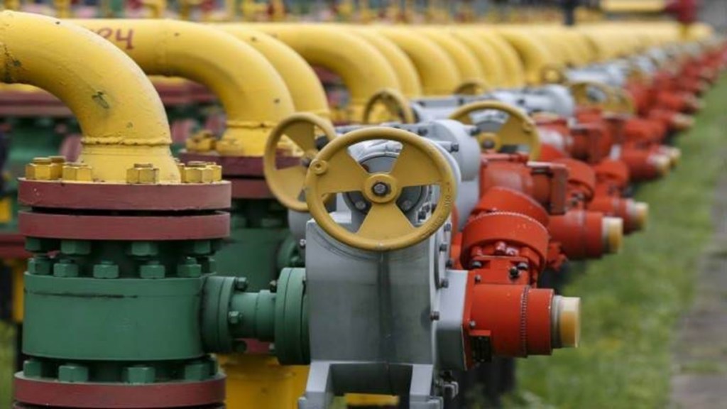 The Reliance executive said liquefied natural gas (LNG) markets remain tight globally despite supplies at peak level. (IE)