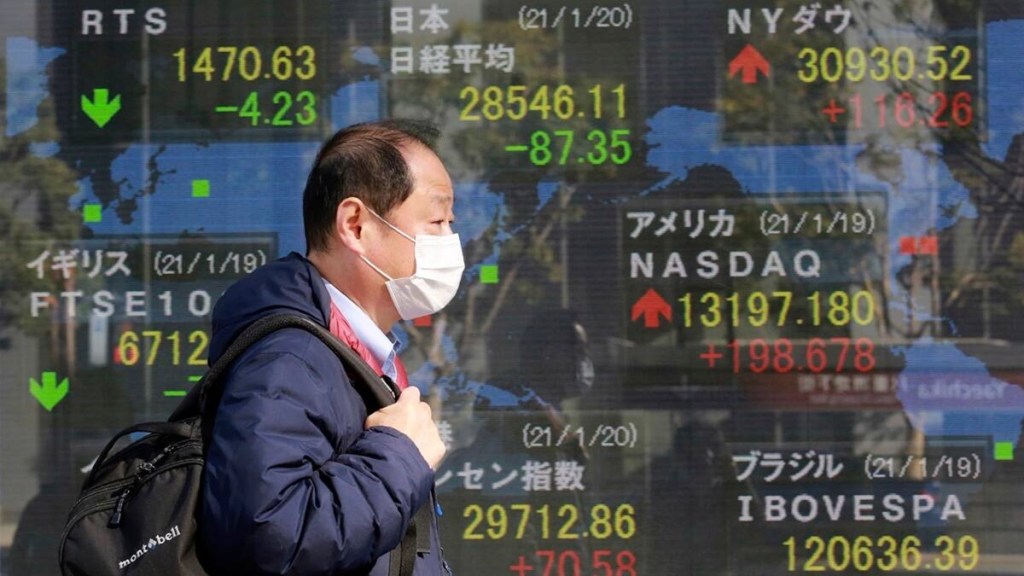 China's CSI300 index was down 0.96% in early trade and Hong Kong's Hang Seng index fell 1.94%. (File photo: IE)