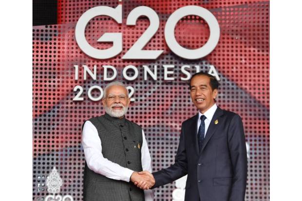 PM Narendra Modi arrives at the G20 summit. He was welcomed by President of Indonesia Joko Widodo. The Summit will witness extensive deliberations on ways to overcome important global challenges. It will also focus on ways to further sustainable development across our planet. (Photo: Twitter/PMO India)