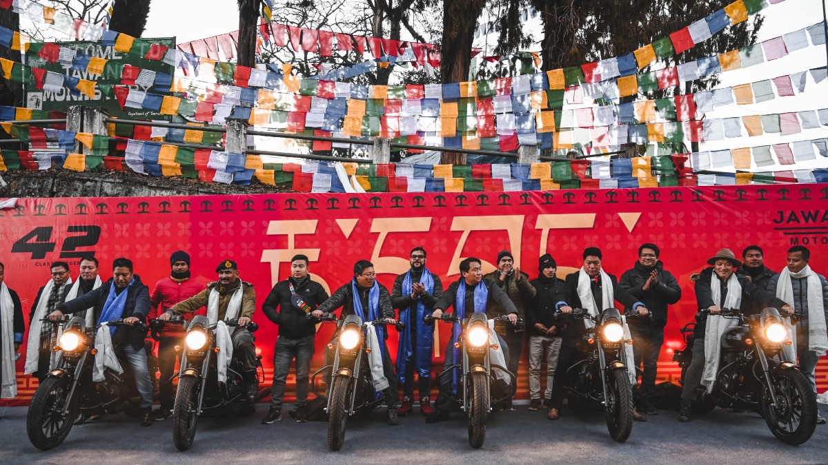 It is powered by a 294.72cc, single-cylinder, liquid-cooled, fuel-injected engine that churns out 27 bhp and 26.84 Nm of peak torque. The engine comes mated to a 6-speed manual gearbox. 