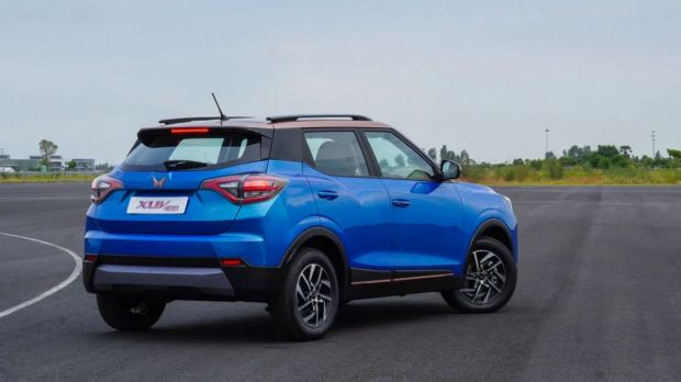 In terms of safety, the XUV400 offers 6 airbags, reverse camera, ABS with EBD, disc brakes on all wheels, ISOFIX seat anchors, and more.