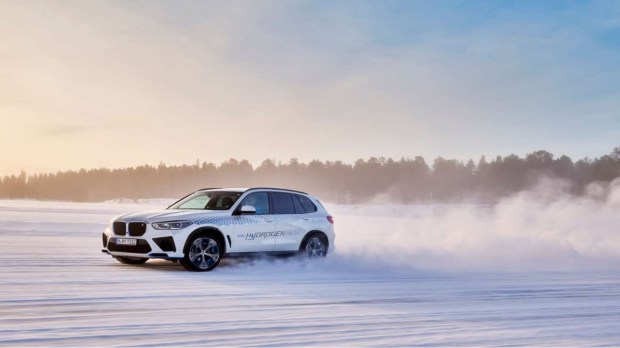 The BMW iX5 Hydrogen is produced in the pilot plant in the Munich Research and Innovation Centre.