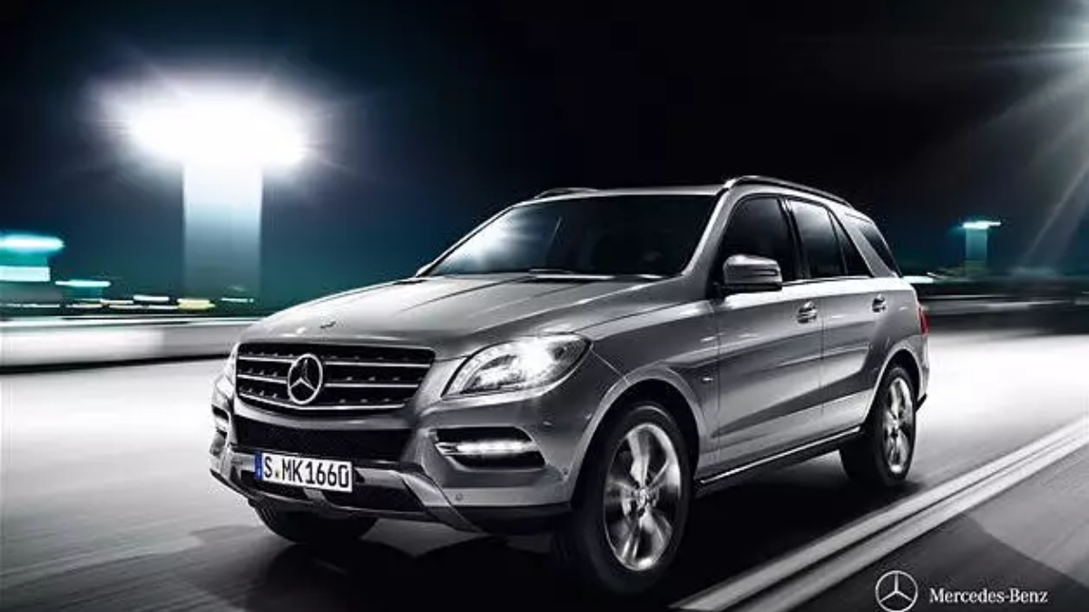 The Mercedes-Benz ML 350 is said to be the first luxury car owned by Siddharth Malhotra after achieving stardom. In its current generation, the ML 350 has been renamed as the Mercedes-Benz GLE. Siddharth’s black-coloured ML 350 has an all-wheel-drive system and is draws power from a 3.0-litre V6 diesel cranking up 258 bhp of peak power and 619 Nm of peak torque.