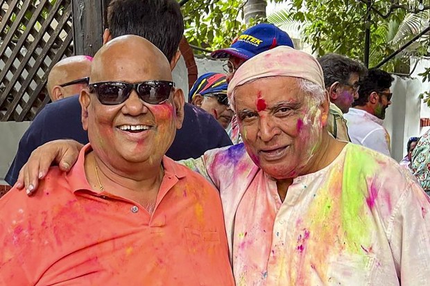 Satish Kaushik plays Holi with lyricist Javed Akhtar in Mumbai. (PTI photo)
