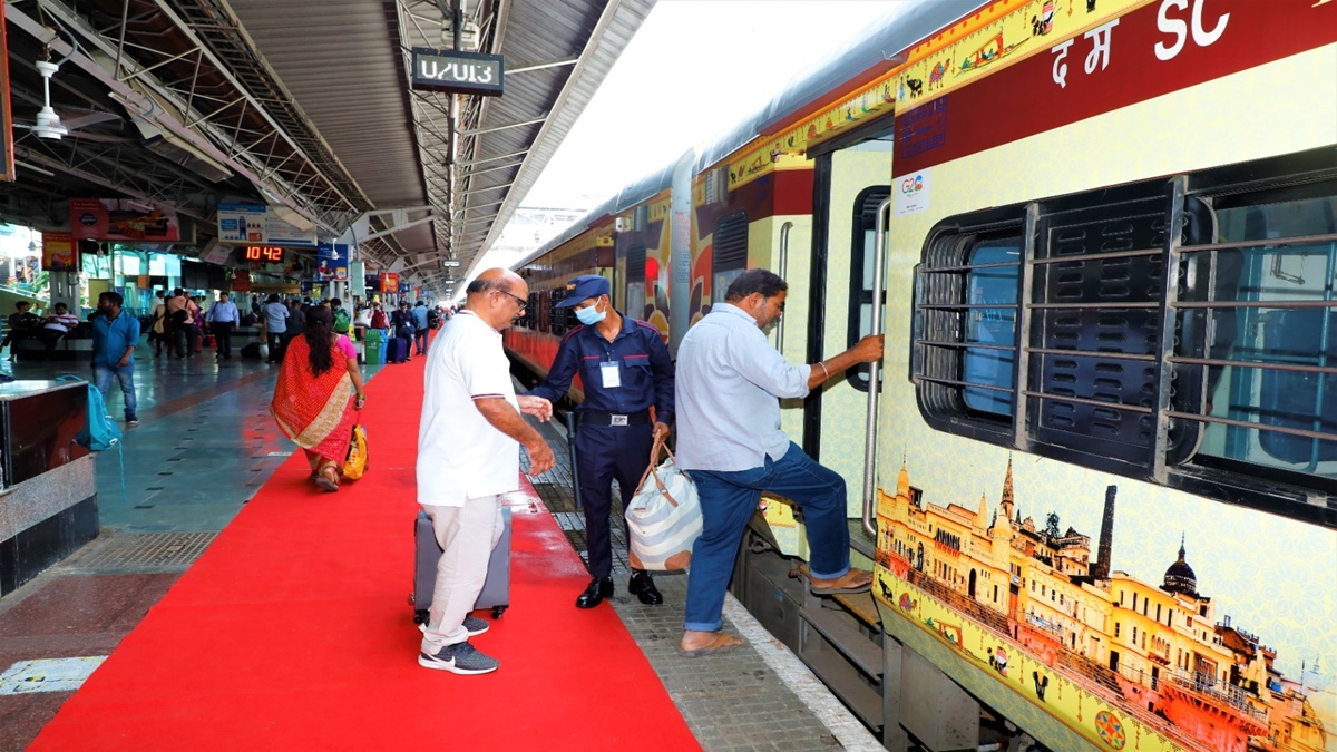 Indian Railways’ Bharat Gaurav tourist train starts service for Ganga