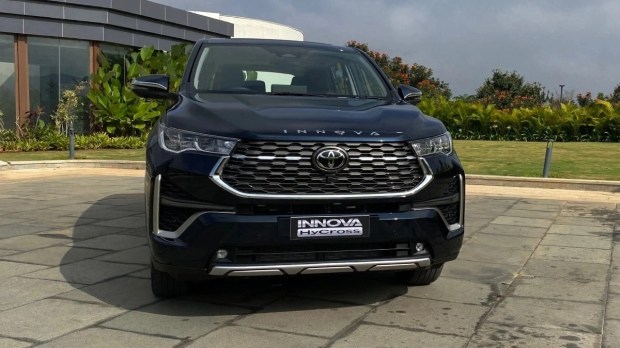 Toyota Innova HyCross