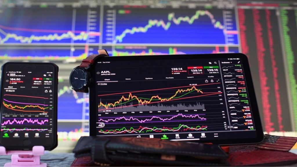 Nifty and Bank Nifty: Domestic indices may trade flat on Monday.