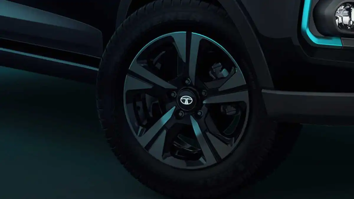 The wheels are finished in charcoal grey, a signature Dark Edition theme.