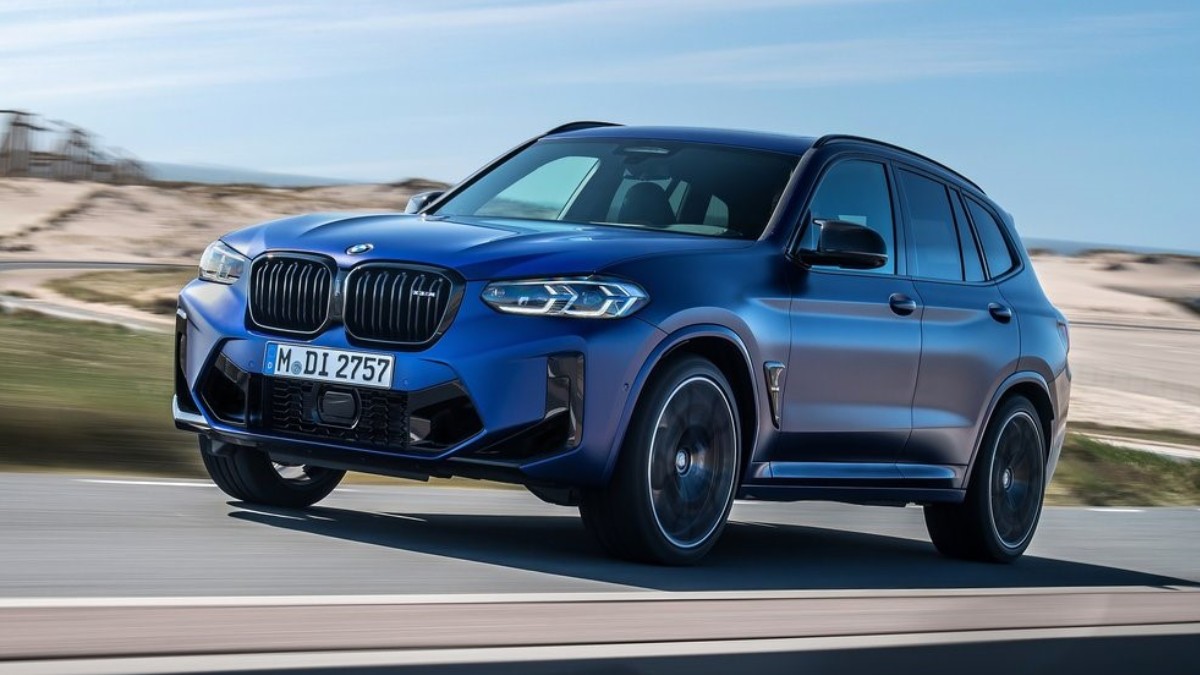 The prices of the BMW X3 M40i will be revealed this month. It will be the most powerful version of the X3 on sale in India. It will get a 3.0-litre, six-cylinder, turbo petrol engine that develops 355 bhp and 500 Nm, paired with an 8-speed AT.