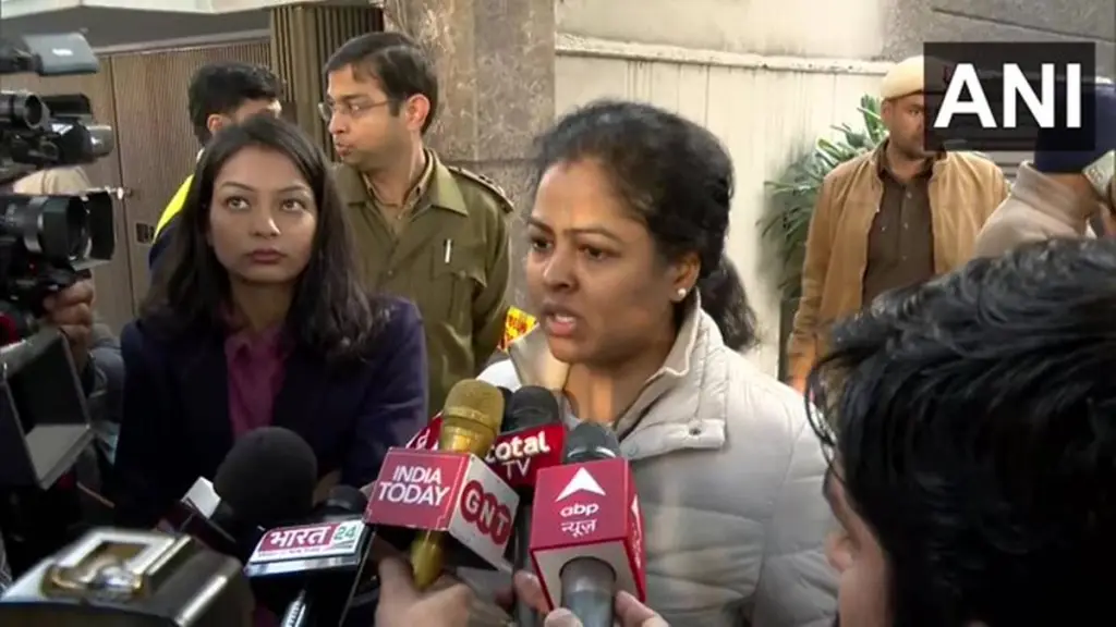bomb threat in delhi school