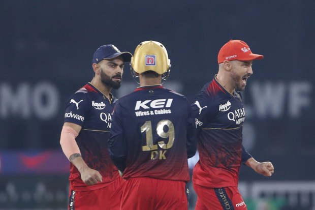 Royal Challengers Bangalore players Virat Kohli, Dinesh Karthik and captain Faf Du Plessis celebrates the wicket of Lucknow Super Giants' Marcus Stoinis during the Indian Premier League (IPL) match between Lucknow Super Giants and Royal Challenger Bangalore in Lucknow. (Photo: AP)