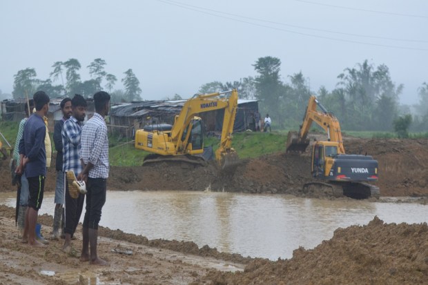 Dibrugarh: Water Resources Department officials at a newly-constructed embankment that was breached by the rising lvels of the Brahmaputra due to continuous rainfall, in Maijan area of Dibrugarh, Friday, June 16, 2023. (PTI Photo)