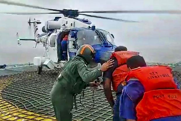 In a dramatic rescue operation, the Indian Coast Guard has succeeded in evacuating 50 personnel from an oil rig located 40 km off the coast of Gujarat as the nation prepares for the impact of cyclonic storm. (Photo Credits: PTI)