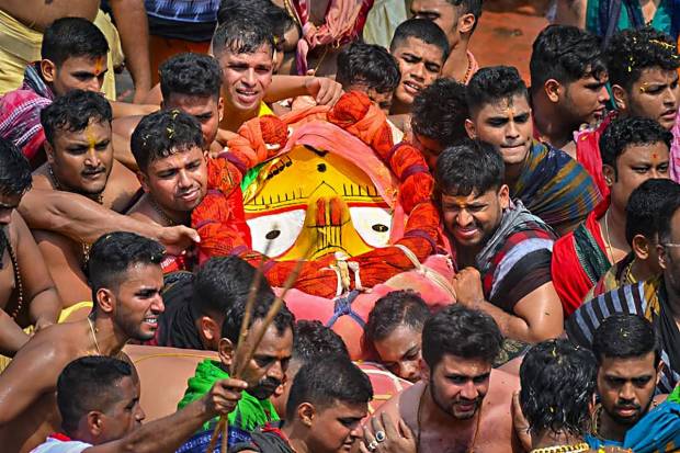 Puri: Devotees perform 'Pahandi' ritual during the Rath Yatra festival, in Puri. (PTI Photo)