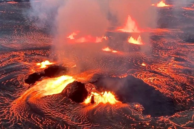 Lava flows on the Halema'uma'u crater floor as the Kilauea volcano erupts in Hawaii in the US on June 7, 2023. (Photo: Reuters)