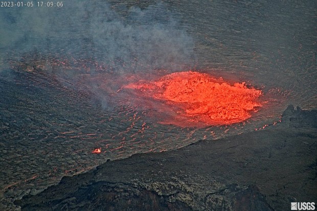 A rising lava lake is seen within Halema'uma'u crater during the eruption of Kilauea volcano in Hawaii in the US on January 5, 2023. (Photo: Reuters)