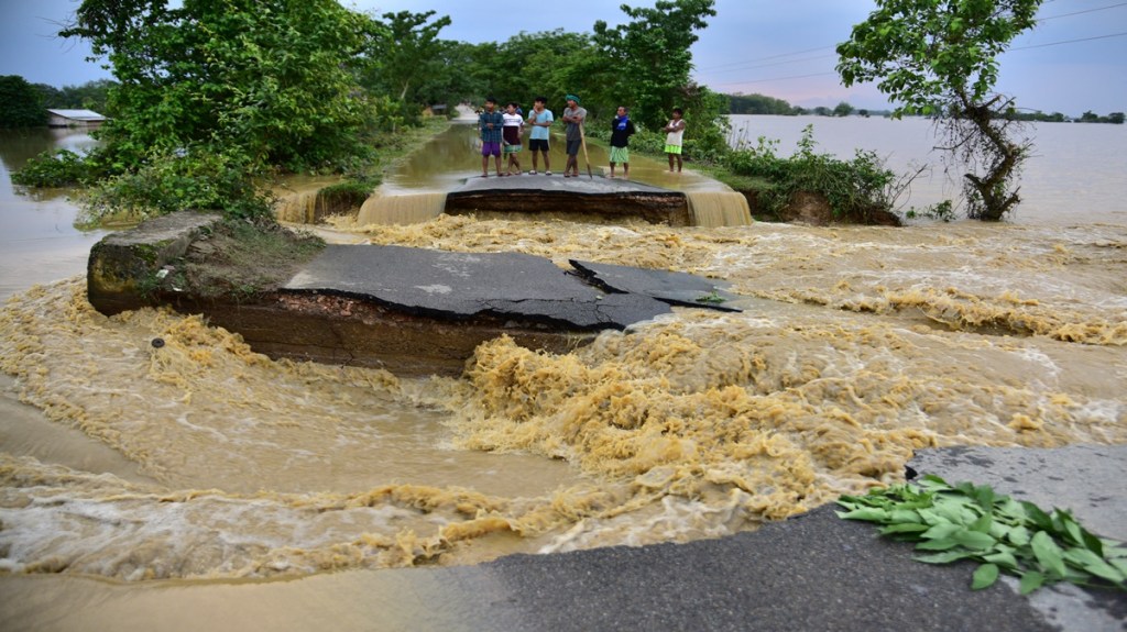 Flood, Flood News, Assam Flood, Assam flood news, Assam State Disaster Management Authority, India Meteorological Department, Brahmaputra, Dibrugarh, Dibrugarh News, Regional Meteorological Centre