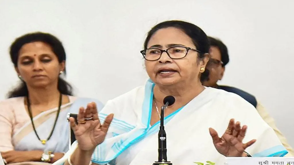 Kolkata: Man posing as cop tries to enter Mamata Banerjee's residence with arms in car, arrested