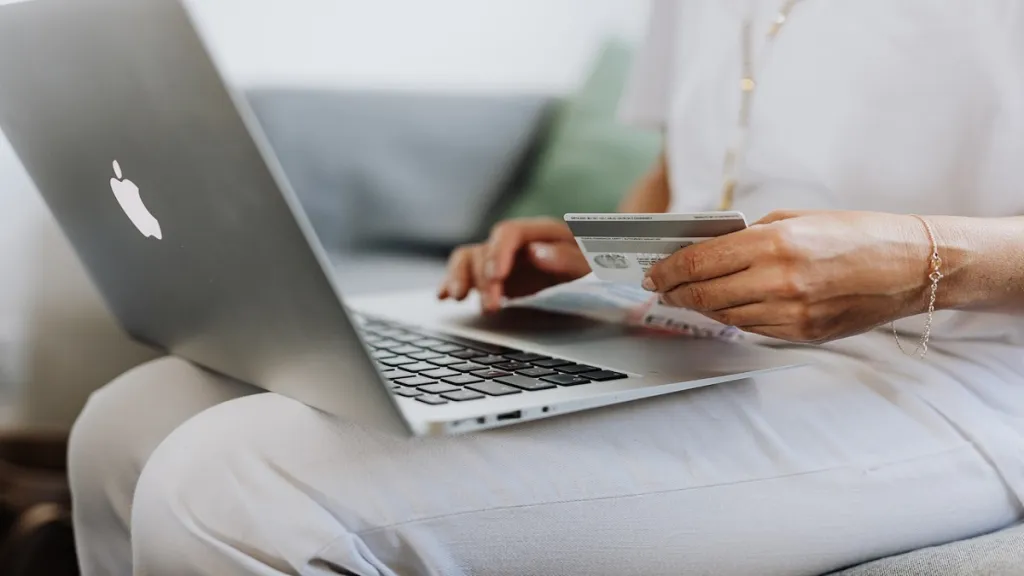 retail tech trends, retail industry, digitization, destination shopping, Point of Sale, customer experience, AR, VR, online shopping, sustainability, eco-friendly packaging