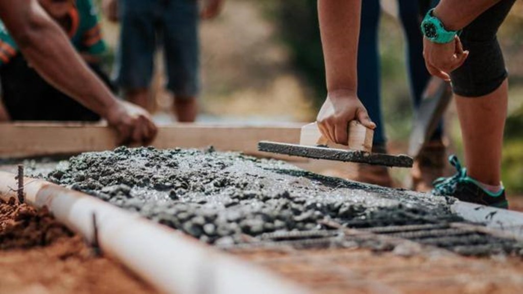 cement industry, cement prices, price hike, infrastructure spending, government initiatives, operating profit, margin rebound, cash accrual, housing segment, seasonal weakness, revenue growth, fuel costs, CRISIL Ratings