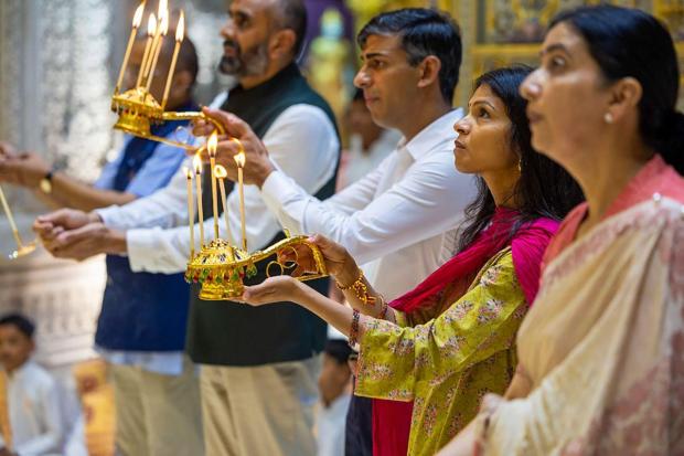 Temple priests provided them with an overview of the Swaminarayan Akshardham, a spiritual and cultural complex that sprawls 100-acres. (Image/PTI)