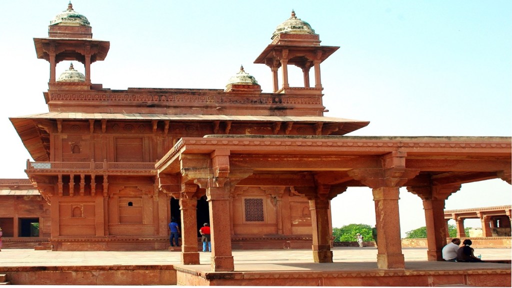 French tourist dies after falling from high platform at Agra's Fatehpur Sikri complex
