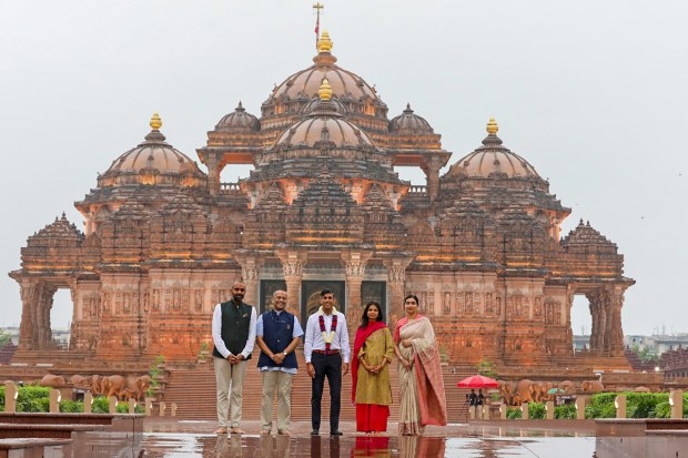The couple also visited the surrounding shrines of other deities.