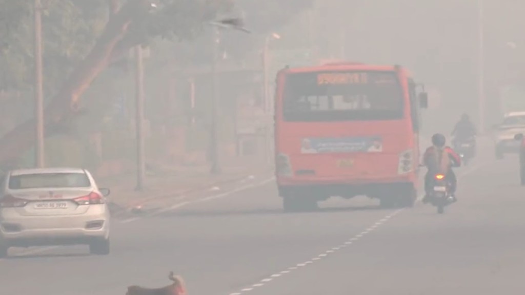 Smog shrouds Delhi as air quality dips to 'very poor' category, AQI at 306
