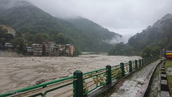 Flash flood in Sikkim's Teesta, 23 Army personnel missing Flash flood in Sikkim's Teesta, 23 Army personnel missing