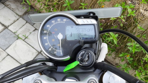 Triumph Scrambler 400 X console