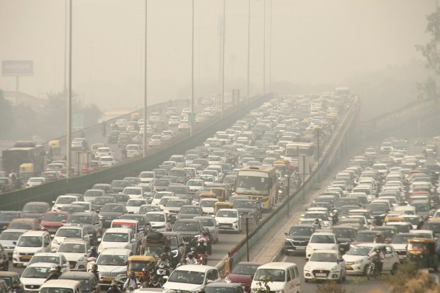 Several cities in neighbouring Haryana, Rajasthan, and Uttar Pradesh have also reported hazardous air quality. Neighbouring Ghaziabad (413), Gurugram (369), Noida (403), Greater Noida (396) and Faridabad (426) also reported hazardous air quality at 7 am.(PTI photo)