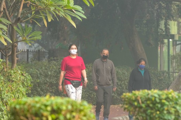 The concentration of PM2.5, fine particulate matter capable of penetrating deep into the respiratory system and triggering health problems, exceeded the government-prescribed safe limit of 60 micrograms per cubic metre by seven to eight times at multiple locations throughout Delhi-NCR. It was 30 to 40 times the healthy limit of 15 micrograms per cubic metre set by the WHO.(PTI photo)