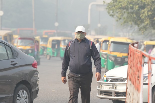 Data from the Central Pollution Control Board (CPCB) shows that Delhi's air quality index increased by over 200 points between October 27 and November 3, ending up in the 'severe plus' category on Friday. Friday's 24-hour average AQI (468) was the worst since the previous high of 471 recorded on November 12, 2021.(PTI photo)