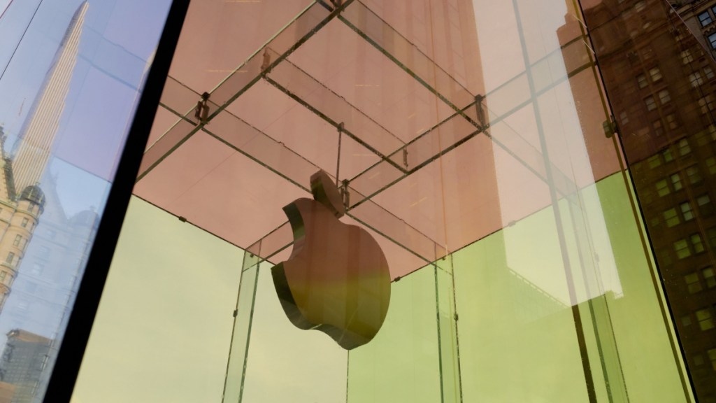 Apple holiday sales forecast disappoints; this is the reason