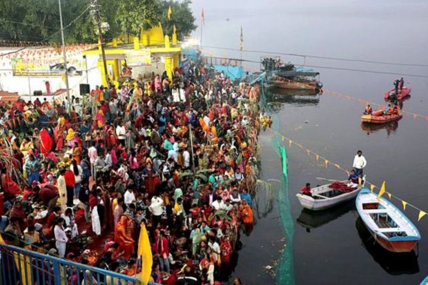 Bhopal: Devotees perform rituals of 'Chhath Puja' festival at the bank of Upper Lake, in Bhopal, Monday, Nov. 20, 2023. (PTI Photo)