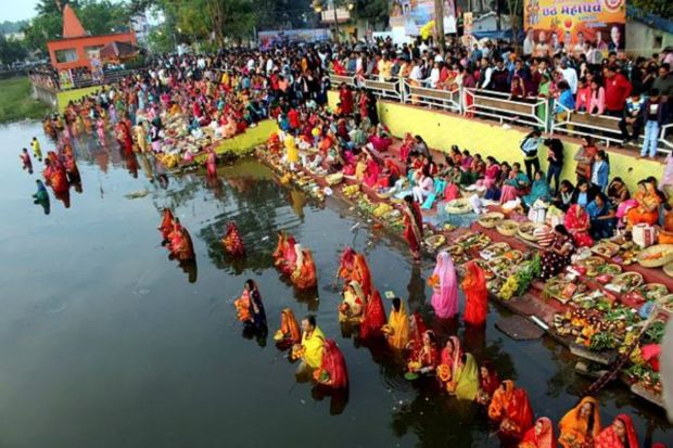 Jagdalpur: Devotees perform rituals of 'Chhath Puja' at the bank of Ganga Munda Talab, in Jagdalpur, Bastar district, Monday, Nov. 20, 2023. (PTI Photo)