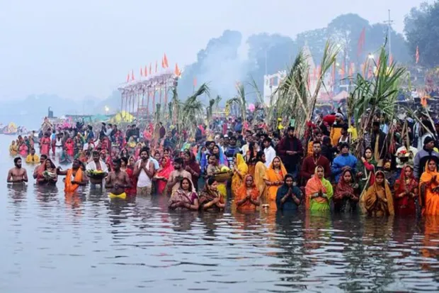 Jabalpur: Devotees perform rituals of 'Chhath Puja' at the bank of River Narmada, in Jabalpur, Monday, Nov. 20, 2023. (PTI Photo)