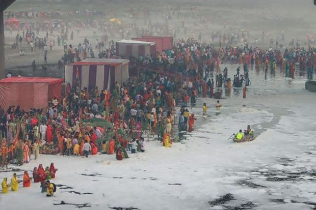 New Delhi: Devotees perform rituals of 'Chhath Puja' festival, as toxic foam floats on the surface of polluted Yamuna river at Kalindi Kunj, in New Delhi, Sunday, Nov. 19, 2023. (PTI Photo) 