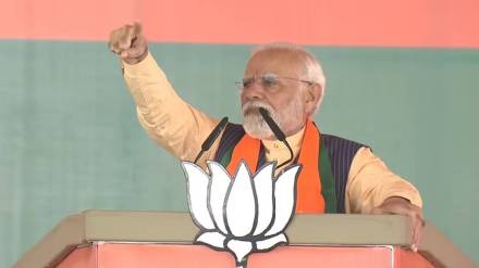 Modi refers to Rahul Gandhi as 'moorkhon ke sardar', sparks row