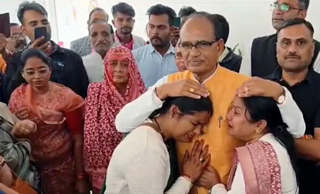 'Laadli behnas' weep as MP's longest-serving CM, Shivraj Singh Chouhan, leaves office | Video