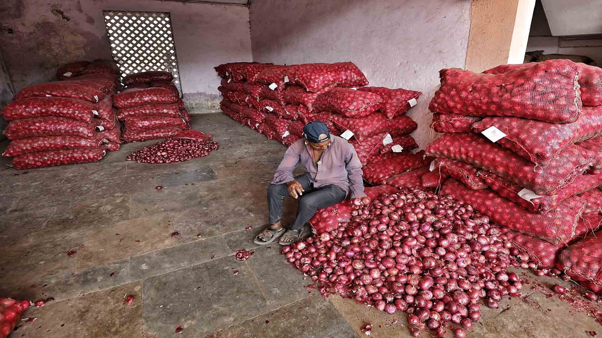 Wholesale onion prices halve after export ban, retail rates down a
