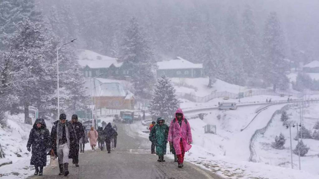 gulmarg, gulmarg snow, snow, gulmar snow today, first gulmar snow, winter in j&k, jammu and kashmir, kashmir snow, snow in kashmir, tourism in gulmarg, gulmarg tourism