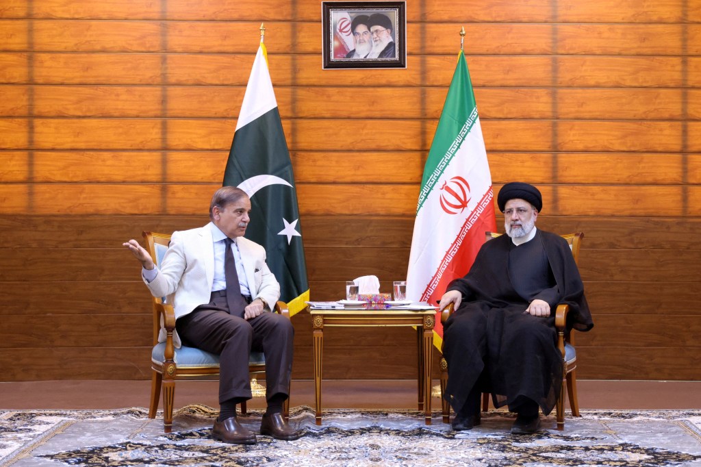 Iranian President Ebrahim Raisi and Pakistan's Shehbaz Sharif meet during the inauguration of the Mand-Pishin border in Pishin, on the Pakistan-Iran border, May 18, 2023 (Image/Reuters)