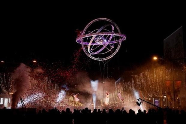 A performance is held on the Champs Elysees avenue during the New Year's Eve celebrations near the Arc de Triomphe in Paris, France, December 31. (Reuters)