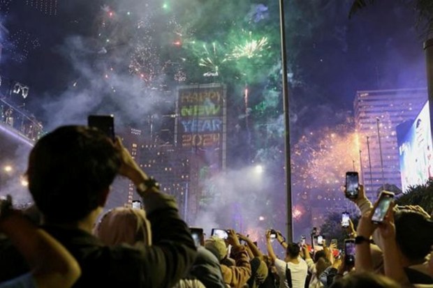 People celebrate New Year's Eve at the Bundaran Hotel Indonesia roundabout in Jakarta, Indonesia. (Reuters)