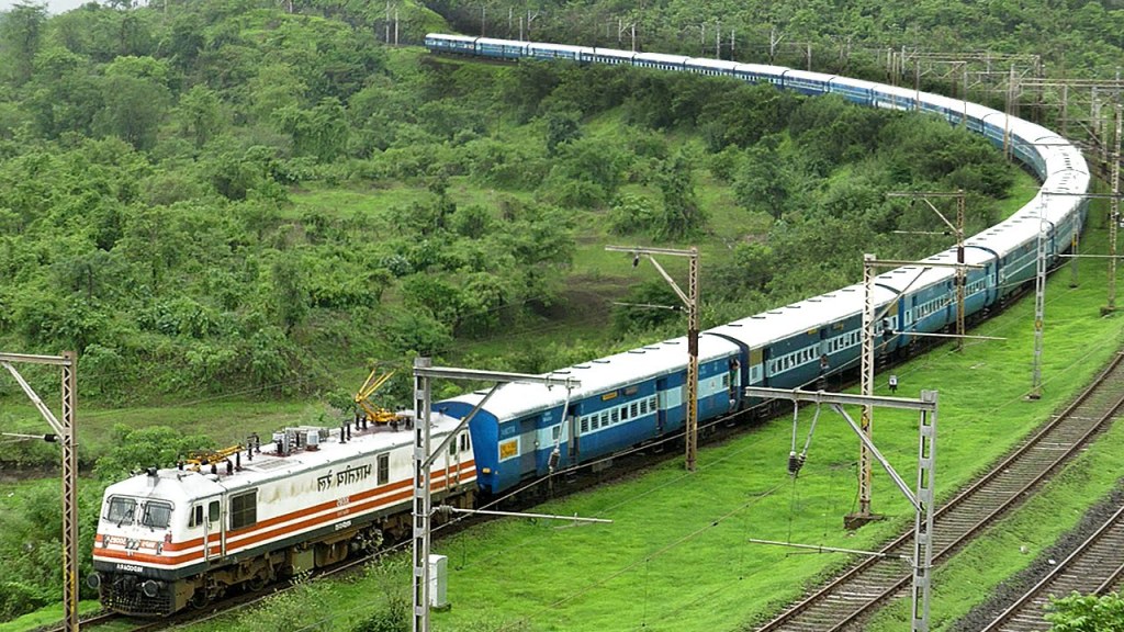 19 Delhi-bound trains are running late due to fog conditions (Image/DD News)