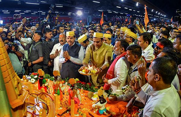 Maharashtra Deputy CM Devendra Fadnavis with other leaders during the departure of the first special ‘Aastha’ train for Ayodhya at CSMT in Mumbai (Image/PTI)