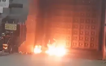 Chennai: Man ignites fire in front of Kapaleeshwarar Temple's gate | Video