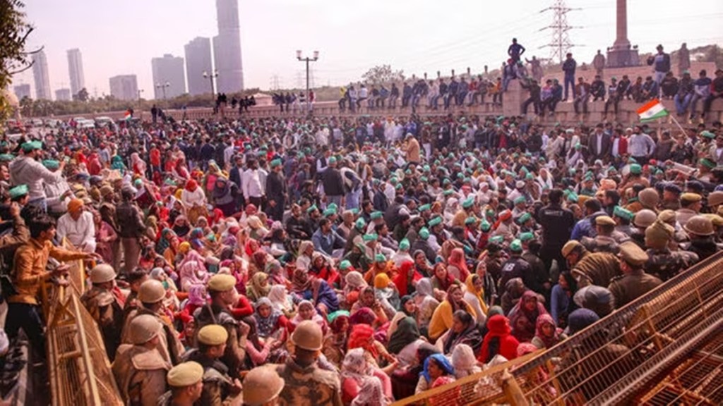 Farmers climb barricades as UP Police stops march, Noida-Delhi border chokes | Watch